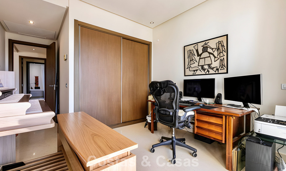 Spacious, move-in ready apartment for sale with large garden and sea views in a gated community in Benahavis - Marbella 777949