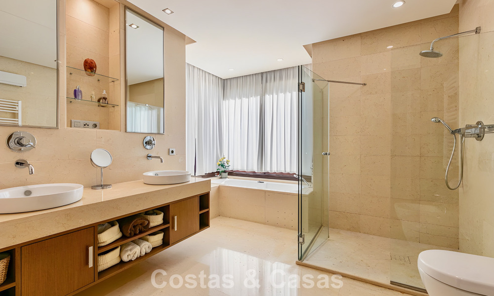 Spacious, move-in ready apartment for sale with large garden and sea views in a gated community in Benahavis - Marbella 777955