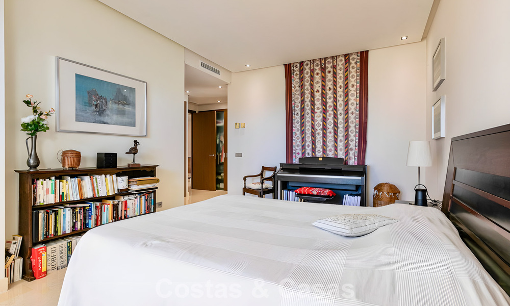Spacious, move-in ready apartment for sale with large garden and sea views in a gated community in Benahavis - Marbella 777957