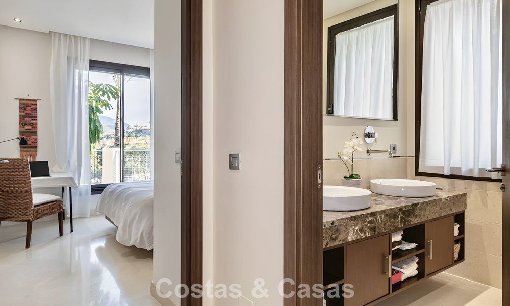 Spacious, move-in ready apartment for sale with large garden and sea views in a gated community in Benahavis - Marbella 777958
