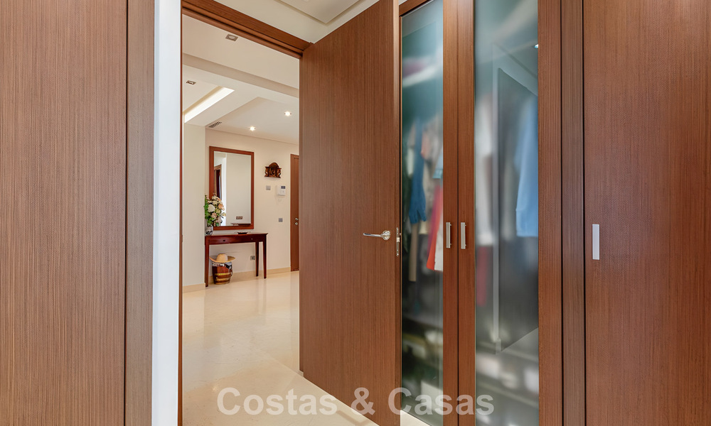 Spacious, move-in ready apartment for sale with large garden and sea views in a gated community in Benahavis - Marbella 777969