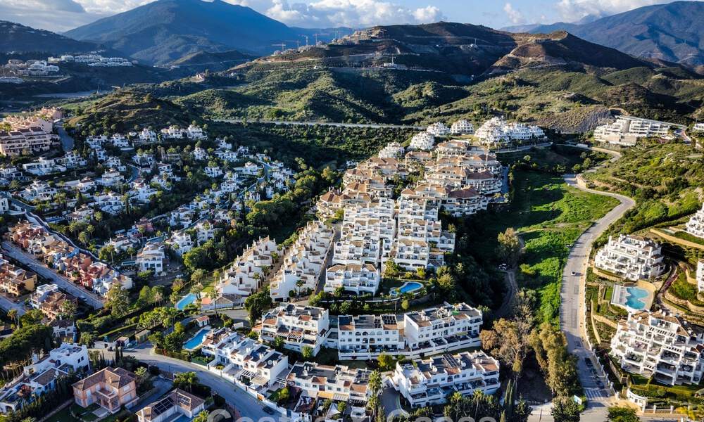 Modern refurbished penthouse for sale in Nueva Andalucia's golf valley, Marbella 778047