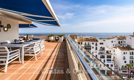 Penthouse with panoramic sea views for sale just a stone's throw from all amenities and the beach in Puerto Banus, Marbella 778097