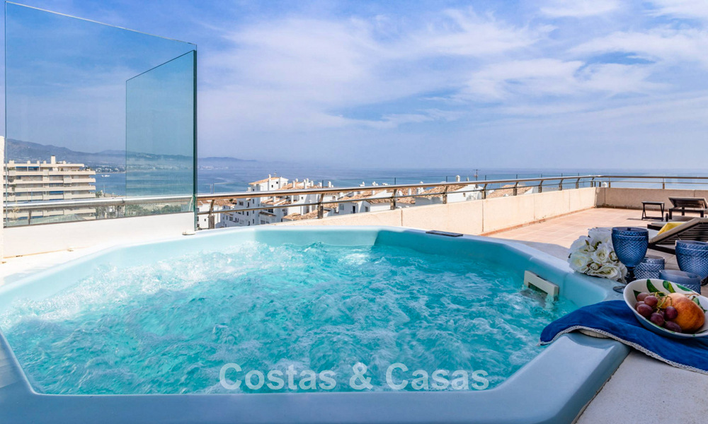 Penthouse with panoramic sea views for sale just a stone's throw from all amenities and the beach in Puerto Banus, Marbella 778099