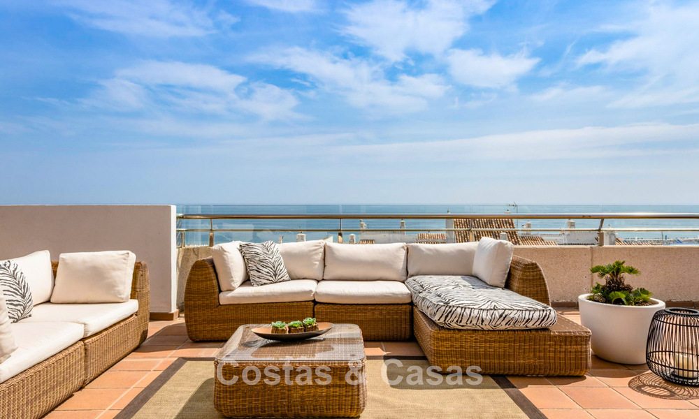 Penthouse with panoramic sea views for sale just a stone's throw from all amenities and the beach in Puerto Banus, Marbella 778101