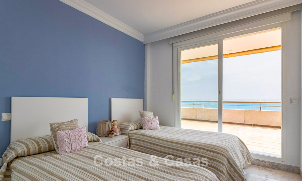 Penthouse with panoramic sea views for sale just a stone's throw from all amenities and the beach in Puerto Banus, Marbella 778102