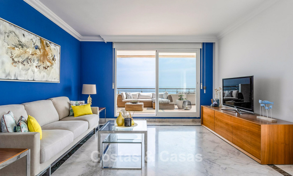Penthouse with panoramic sea views for sale just a stone's throw from all amenities and the beach in Puerto Banus, Marbella 778104