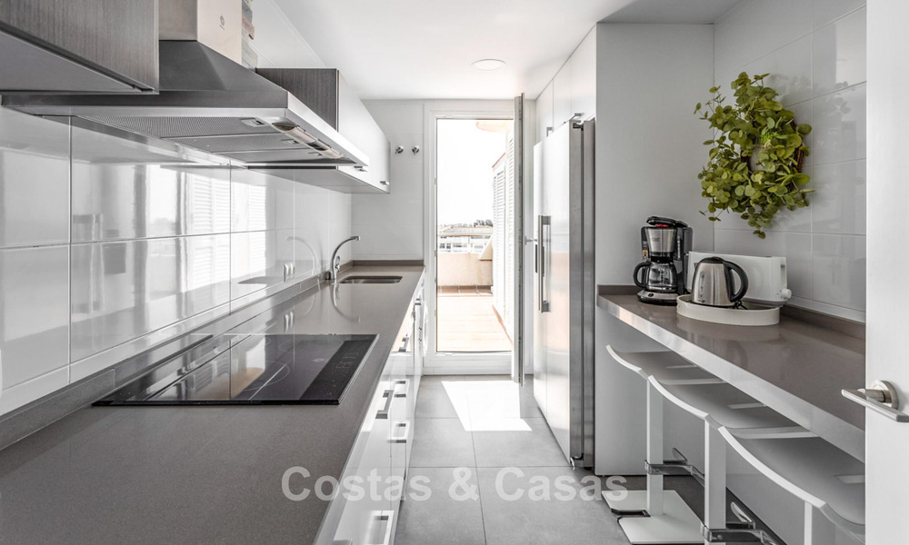 Penthouse with panoramic sea views for sale just a stone's throw from all amenities and the beach in Puerto Banus, Marbella 778105