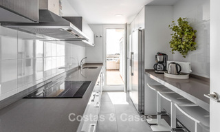 Penthouse with panoramic sea views for sale just a stone's throw from all amenities and the beach in Puerto Banus, Marbella 778105 