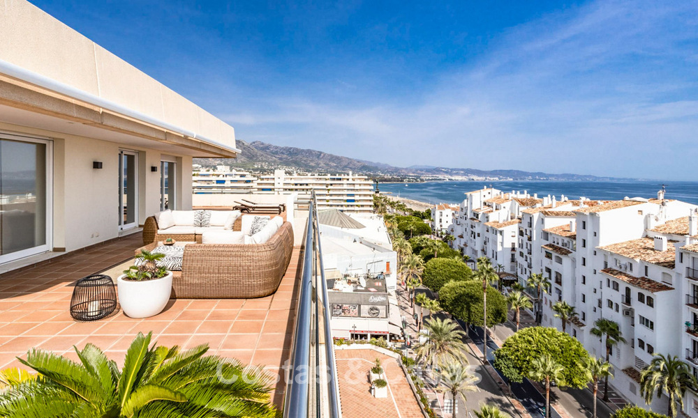 Penthouse with panoramic sea views for sale just a stone's throw from all amenities and the beach in Puerto Banus, Marbella 778108
