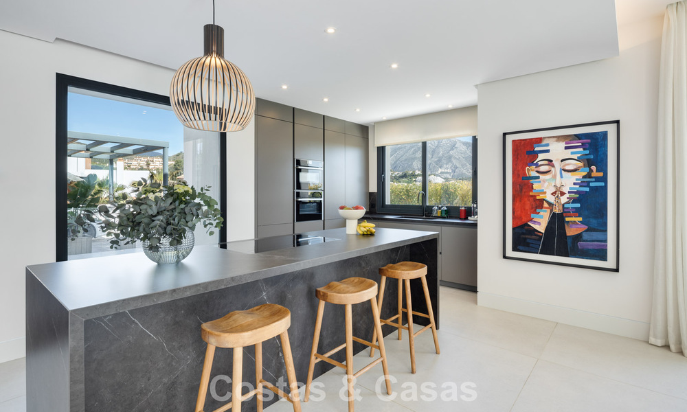 Modernist luxury villa with sea views for sale in a privileged residential area in Nueva Andalucia, Marbella 778303