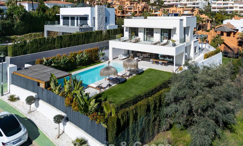 Modernist luxury villa with sea views for sale in a privileged residential area in Nueva Andalucia, Marbella 778309