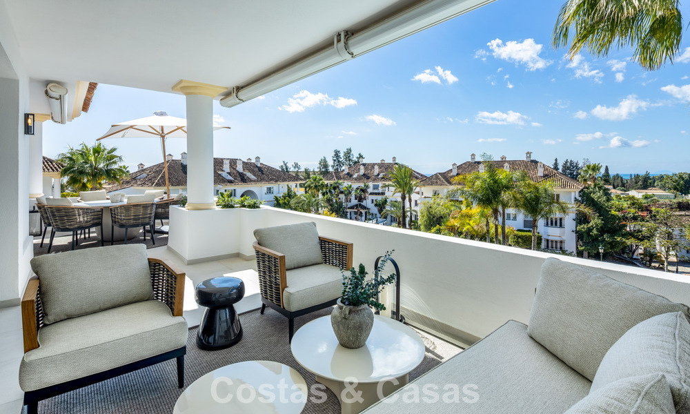 First class renovated duplex penthouse for sale in a gated luxury complex on Marbella’s sought-after Golden Mile 778659