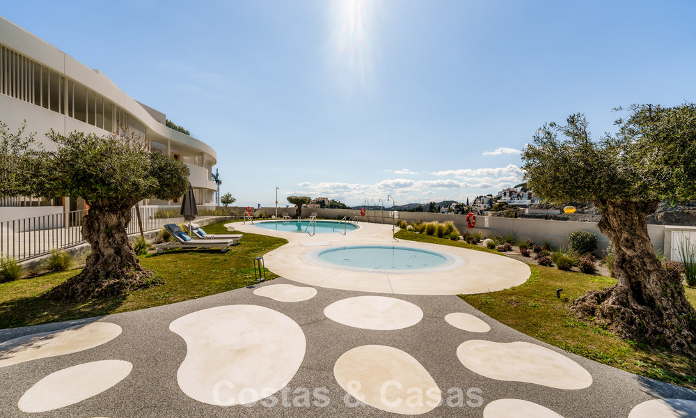 Prestigious 3-bedroom apartment for sale with stunning sea, golf and mountain views in La Quinta, Marbella - Benahavis 778746