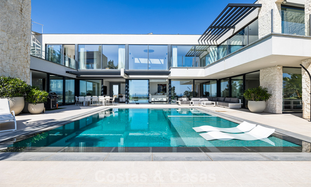 Move-in ready modern villa for sale, bordering the golf course in a sought-after residential area of Marbella - Benahavis 778667