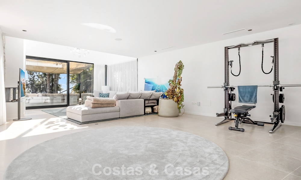 Move-in ready modern villa for sale, bordering the golf course in a sought-after residential area of Marbella - Benahavis 778671
