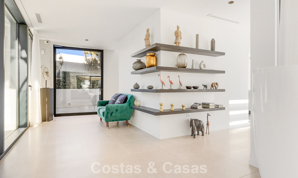 Move-in ready modern villa for sale, bordering the golf course in a sought-after residential area of Marbella - Benahavis 778675