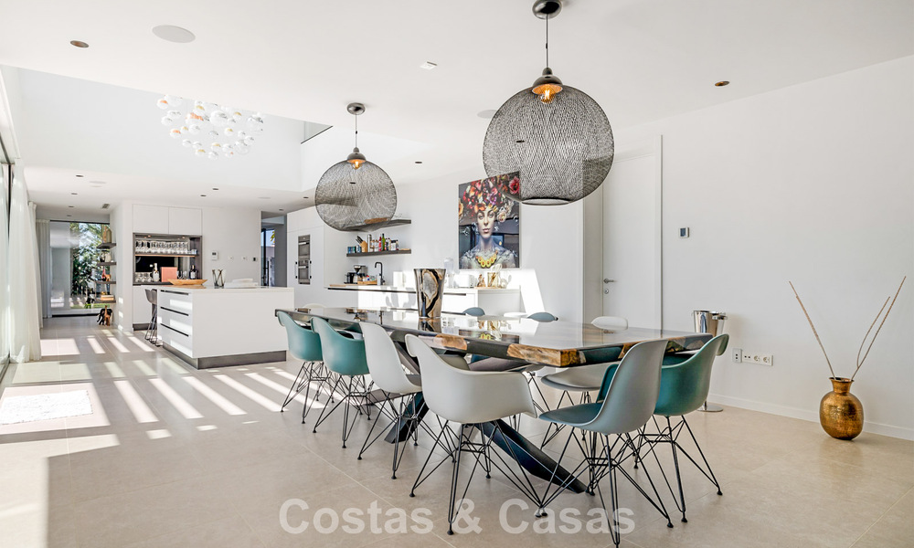Move-in ready modern villa for sale, bordering the golf course in a sought-after residential area of Marbella - Benahavis 778678