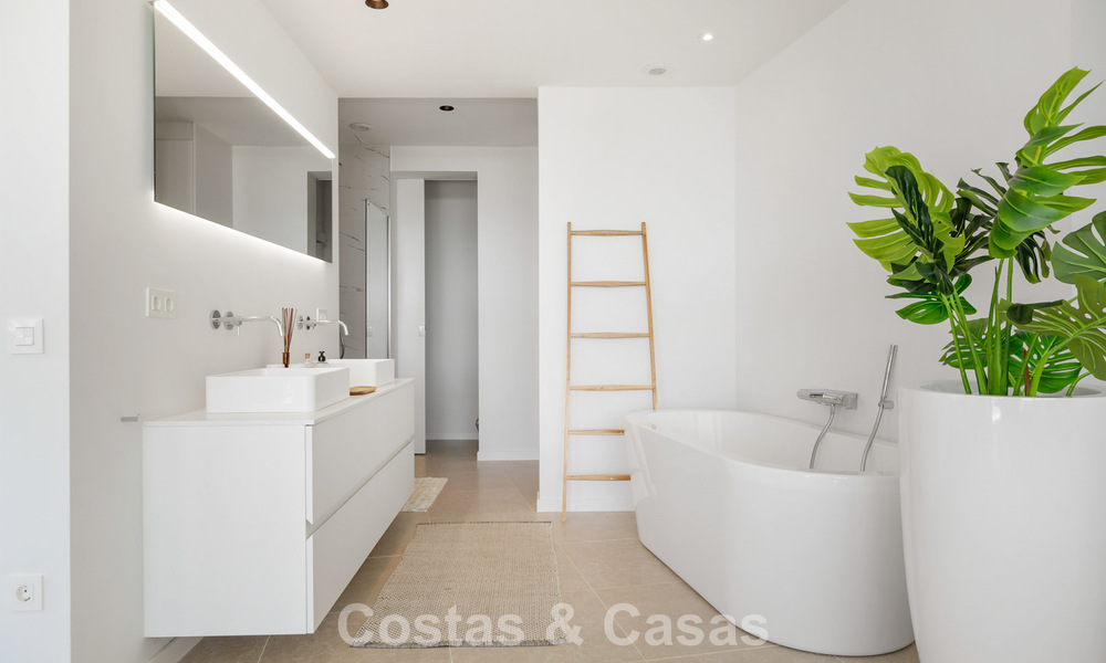Move-in ready modern villa for sale, bordering the golf course in a sought-after residential area of Marbella - Benahavis 778684