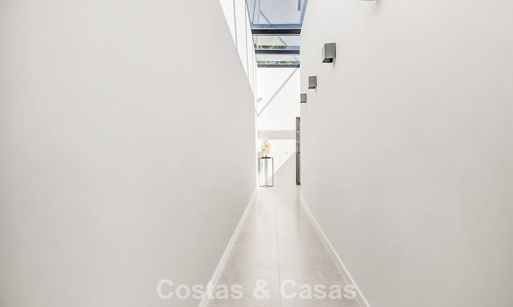 Move-in ready modern villa for sale, bordering the golf course in a sought-after residential area of Marbella - Benahavis 778696