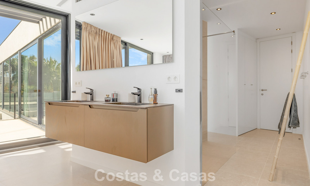 Move-in ready modern villa for sale, bordering the golf course in a sought-after residential area of Marbella - Benahavis 778701