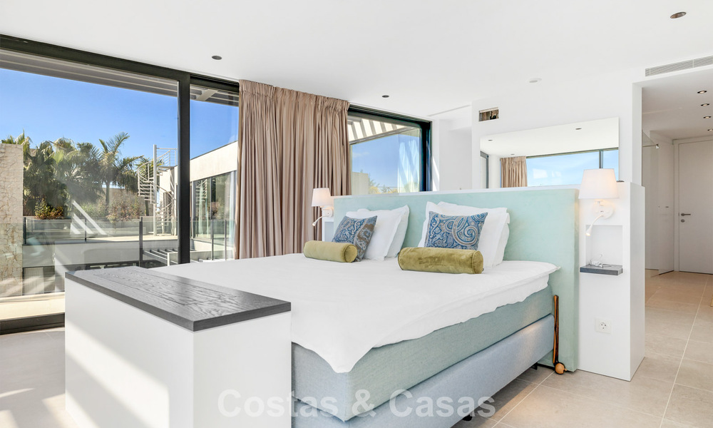 Move-in ready modern villa for sale, bordering the golf course in a sought-after residential area of Marbella - Benahavis 778702