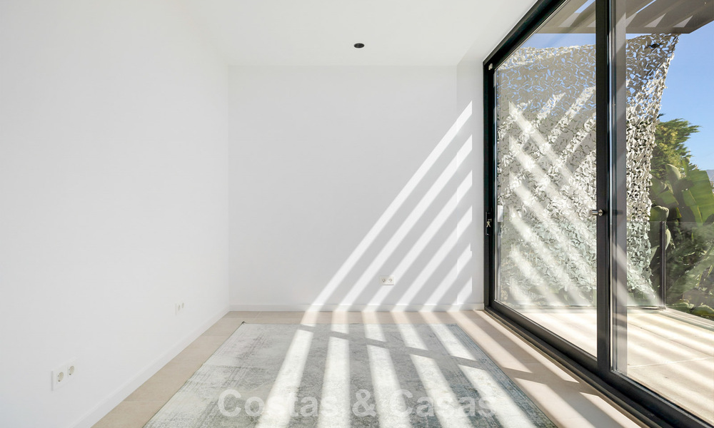 Move-in ready modern villa for sale, bordering the golf course in a sought-after residential area of Marbella - Benahavis 778703