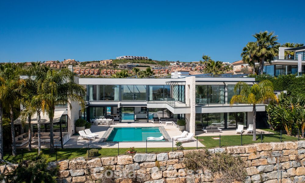 Move-in ready modern villa for sale, bordering the golf course in a sought-after residential area of Marbella - Benahavis 778705