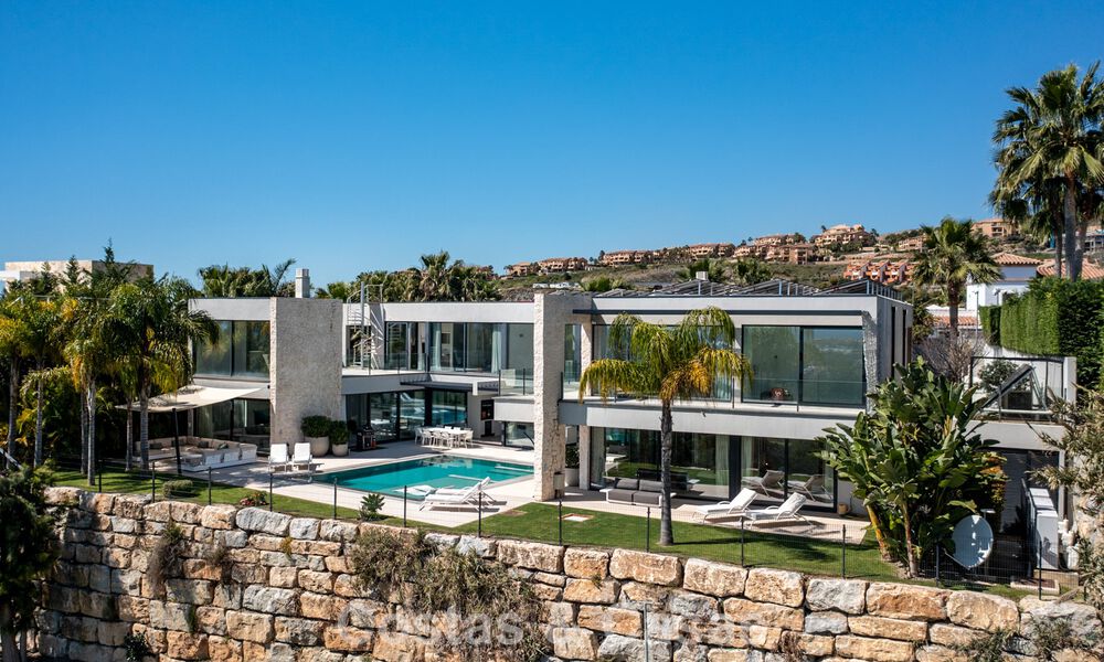 Move-in ready modern villa for sale, bordering the golf course in a sought-after residential area of Marbella - Benahavis 778706