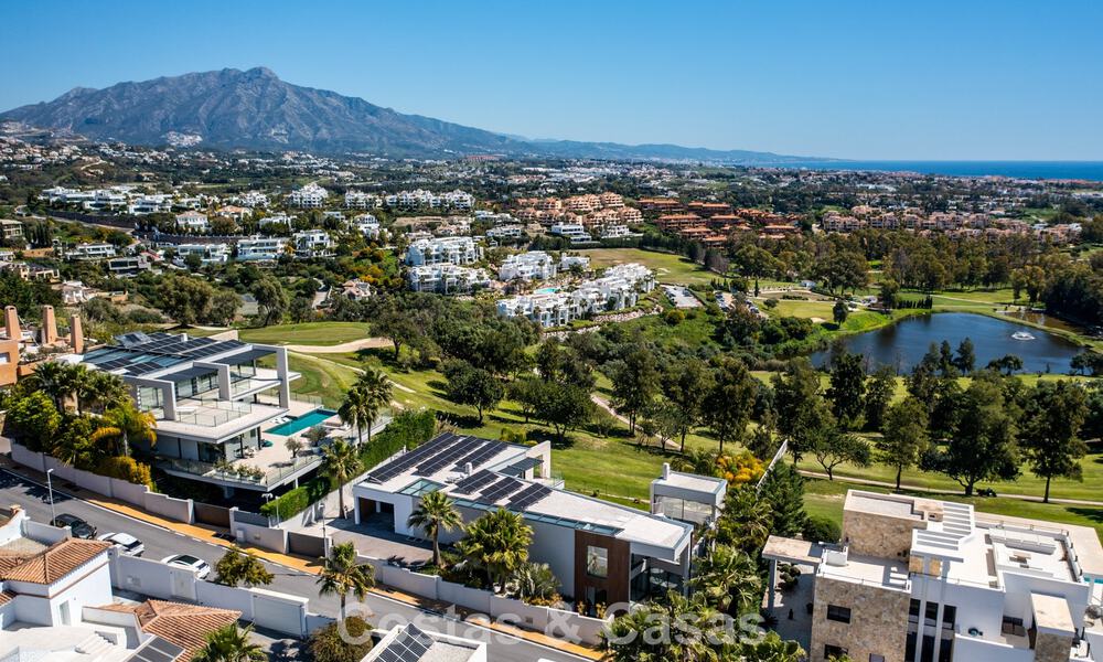 Move-in ready modern villa for sale, bordering the golf course in a sought-after residential area of Marbella - Benahavis 778707