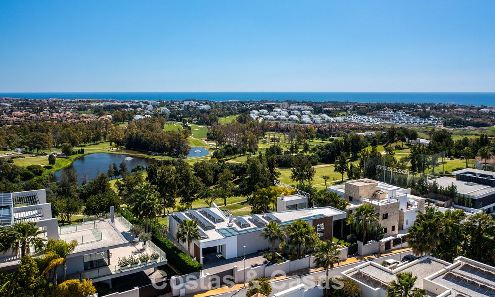 Move-in ready modern villa for sale, bordering the golf course in a sought-after residential area of Marbella - Benahavis 778708