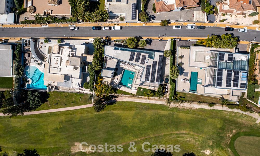 Move-in ready modern villa for sale, bordering the golf course in a sought-after residential area of Marbella - Benahavis 778710