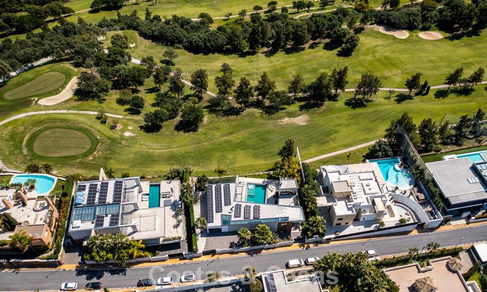 Move-in ready modern villa for sale, bordering the golf course in a sought-after residential area of Marbella - Benahavis 778711