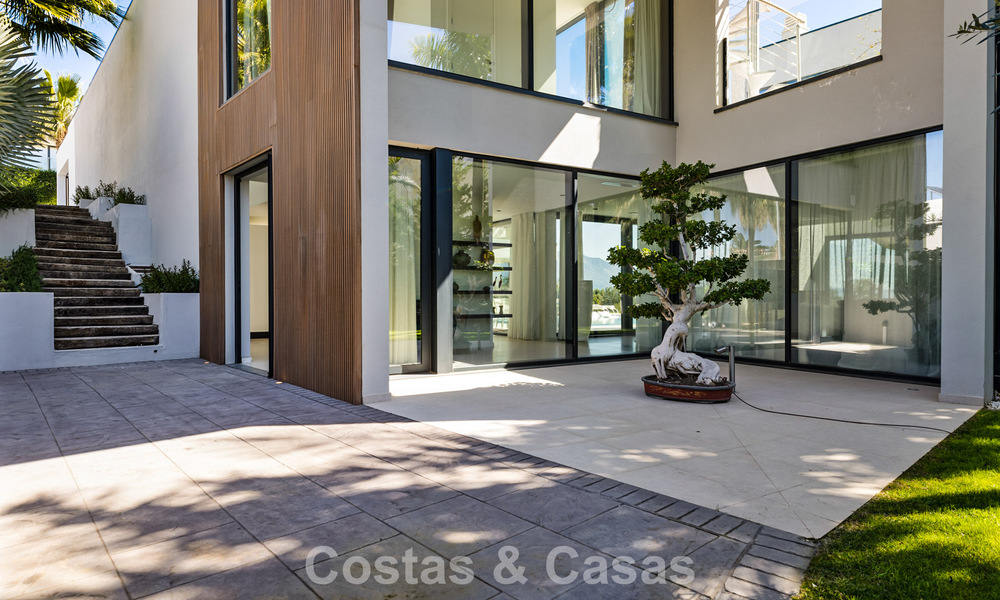 Move-in ready modern villa for sale, bordering the golf course in a sought-after residential area of Marbella - Benahavis 778712