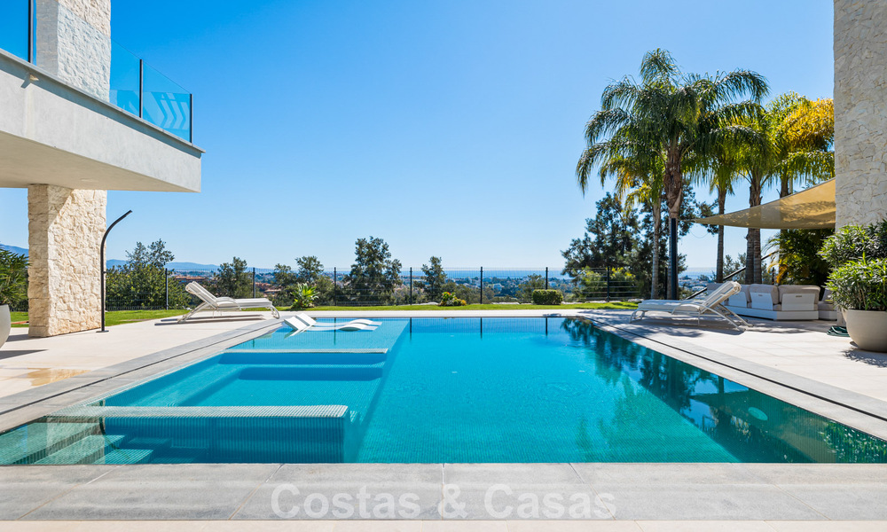 Move-in ready modern villa for sale, bordering the golf course in a sought-after residential area of Marbella - Benahavis 778715
