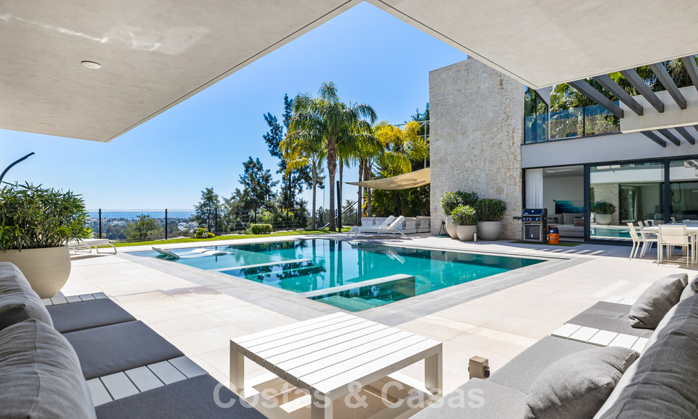 Move-in ready modern villa for sale, bordering the golf course in a sought-after residential area of Marbella - Benahavis 778716