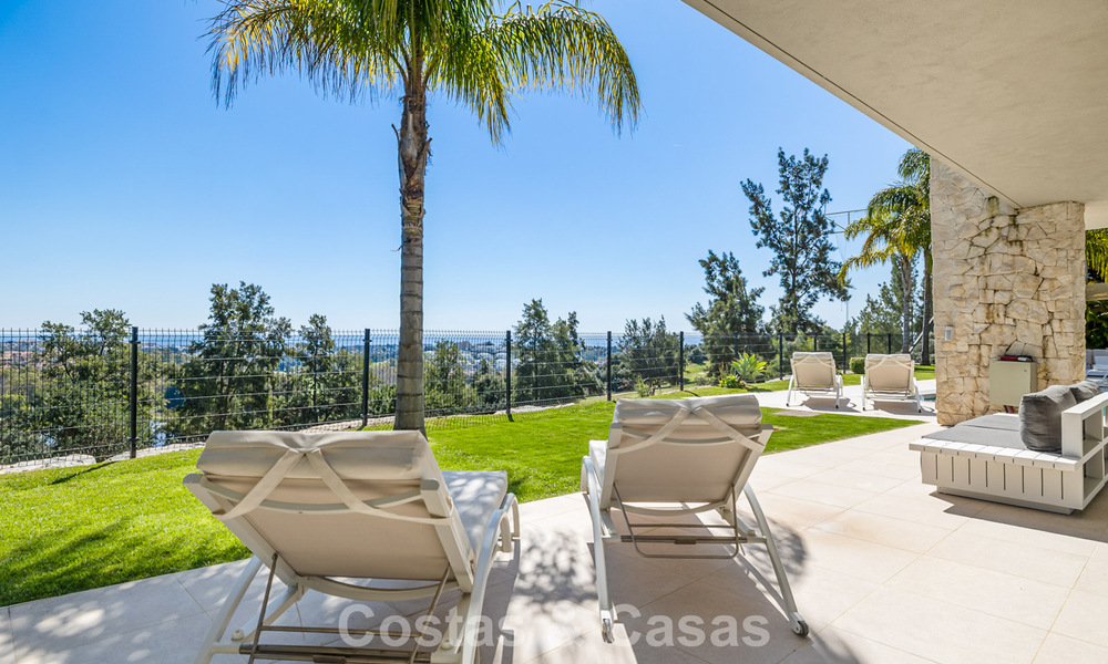 Move-in ready modern villa for sale, bordering the golf course in a sought-after residential area of Marbella - Benahavis 778717