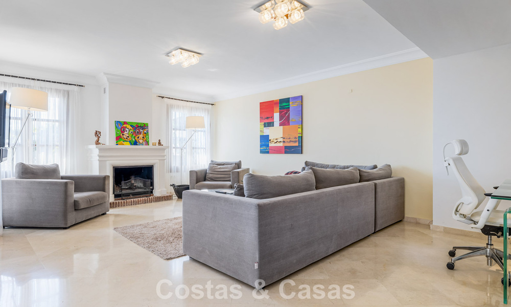 Spacious townhouse for sale with sea views in a gated urbanization in the hills of Marbella - Benahavis 778927