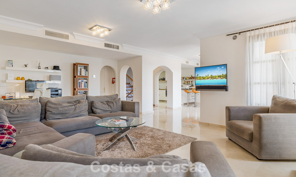 Spacious townhouse for sale with sea views in a gated urbanization in the hills of Marbella - Benahavis 778928