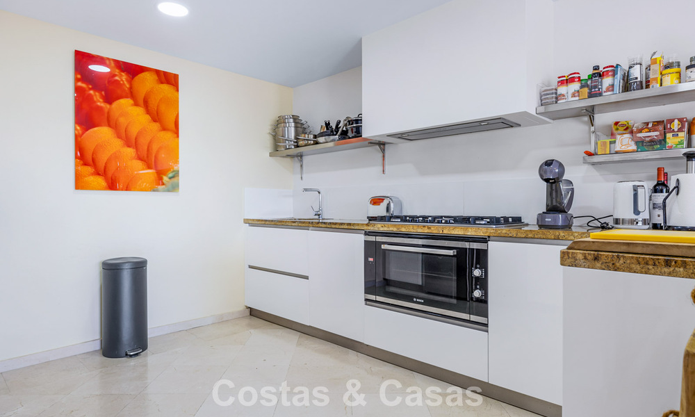 Spacious townhouse for sale with sea views in a gated urbanization in the hills of Marbella - Benahavis 778931