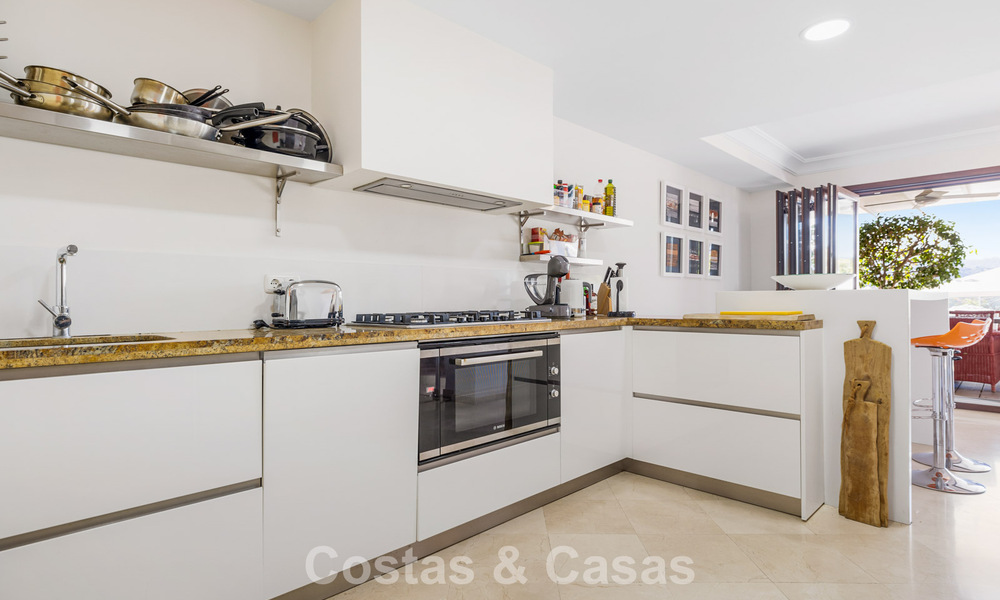 Spacious townhouse for sale with sea views in a gated urbanization in the hills of Marbella - Benahavis 778932