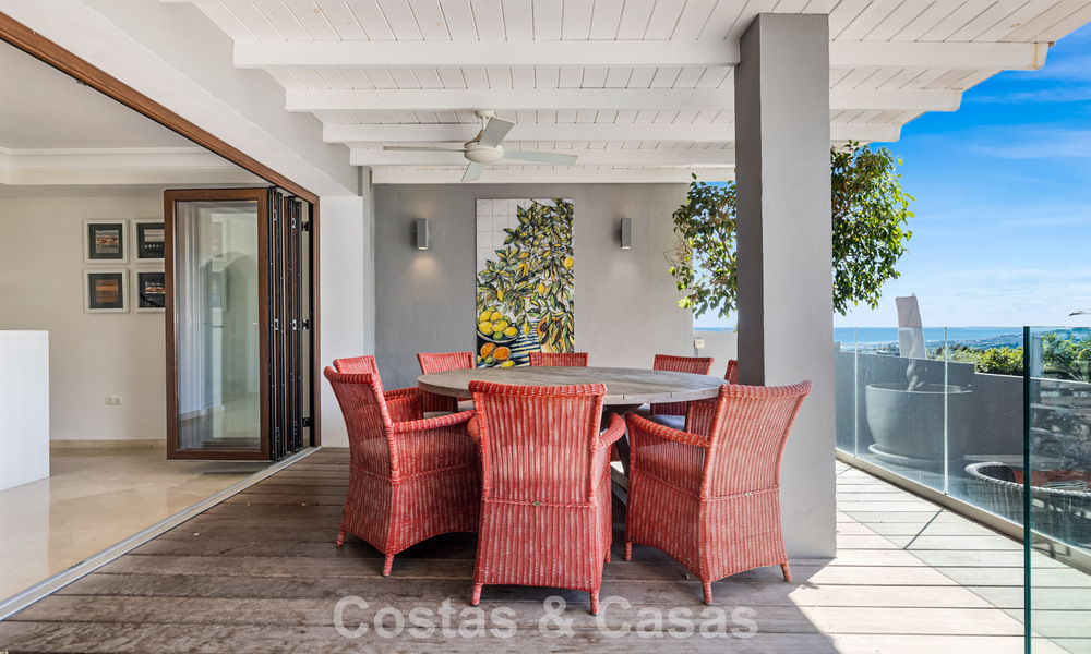Spacious townhouse for sale with sea views in a gated urbanization in the hills of Marbella - Benahavis 778934