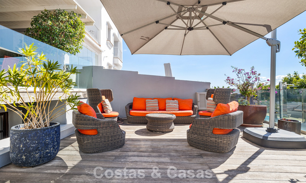Spacious townhouse for sale with sea views in a gated urbanization in the hills of Marbella - Benahavis 778937