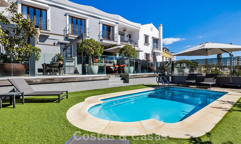 Spacious townhouse for sale with sea views in a gated urbanization in the hills of Marbella - Benahavis 778941