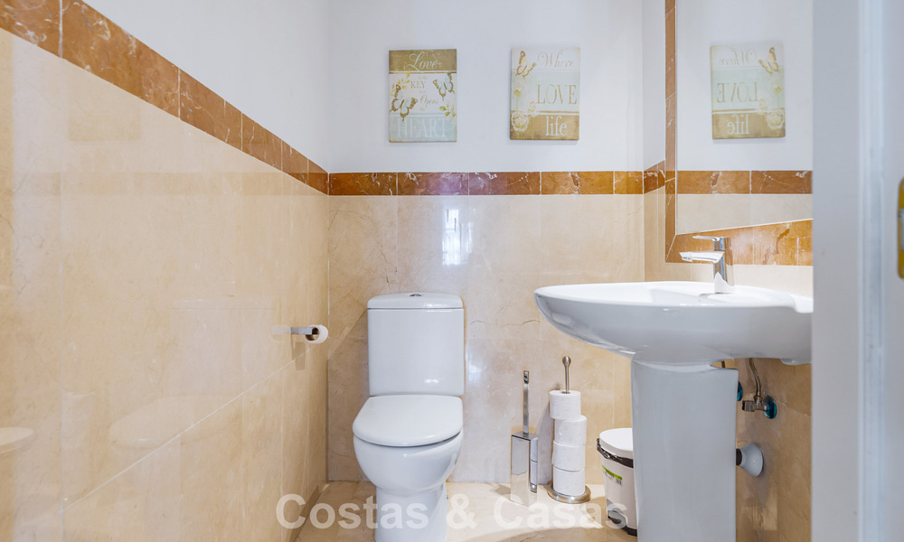 Spacious townhouse for sale with sea views in a gated urbanization in the hills of Marbella - Benahavis 778950