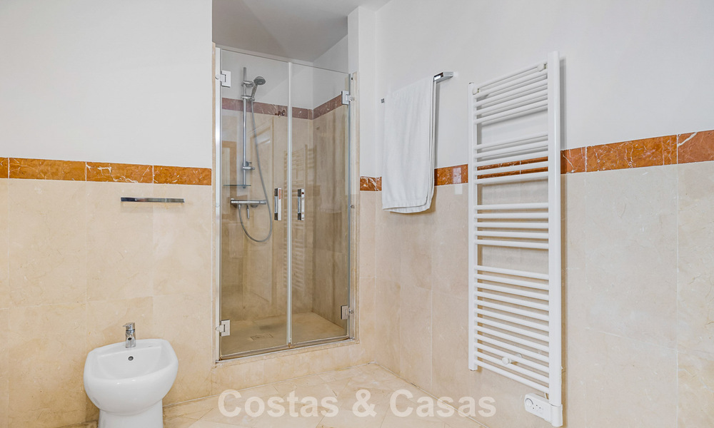 Spacious townhouse for sale with sea views in a gated urbanization in the hills of Marbella - Benahavis 778951