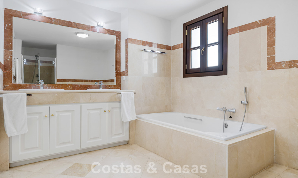 Spacious townhouse for sale with sea views in a gated urbanization in the hills of Marbella - Benahavis 778952
