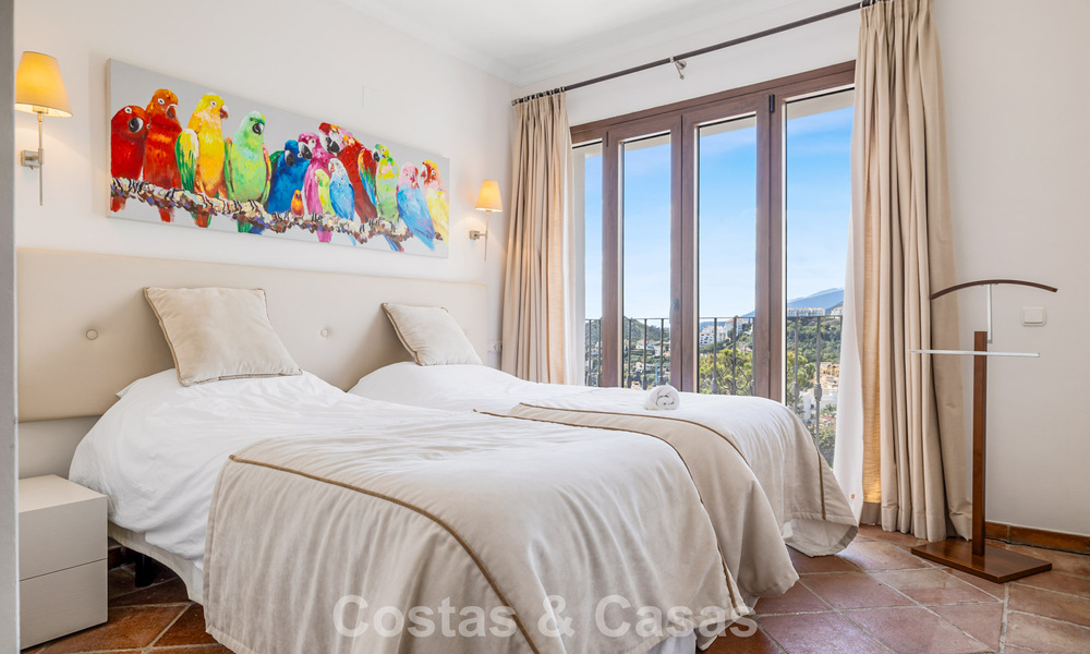 Spacious townhouse for sale with sea views in a gated urbanization in the hills of Marbella - Benahavis 778953