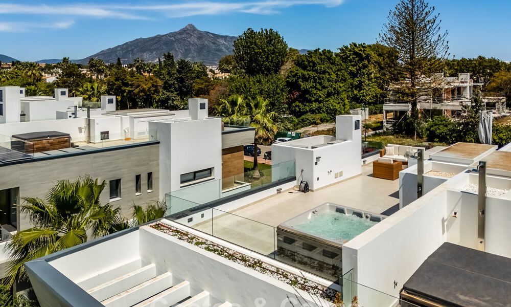 Move-in ready luxury property for sale within walking distance to the beach and Puerto Banus, Marbella 779226