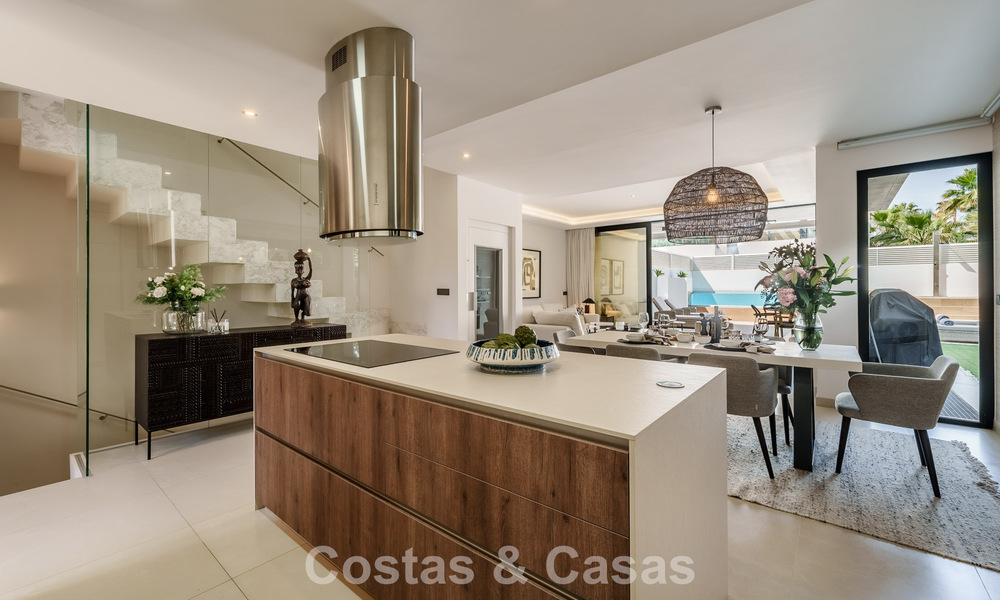 Move-in ready luxury property for sale within walking distance to the beach and Puerto Banus, Marbella 779236